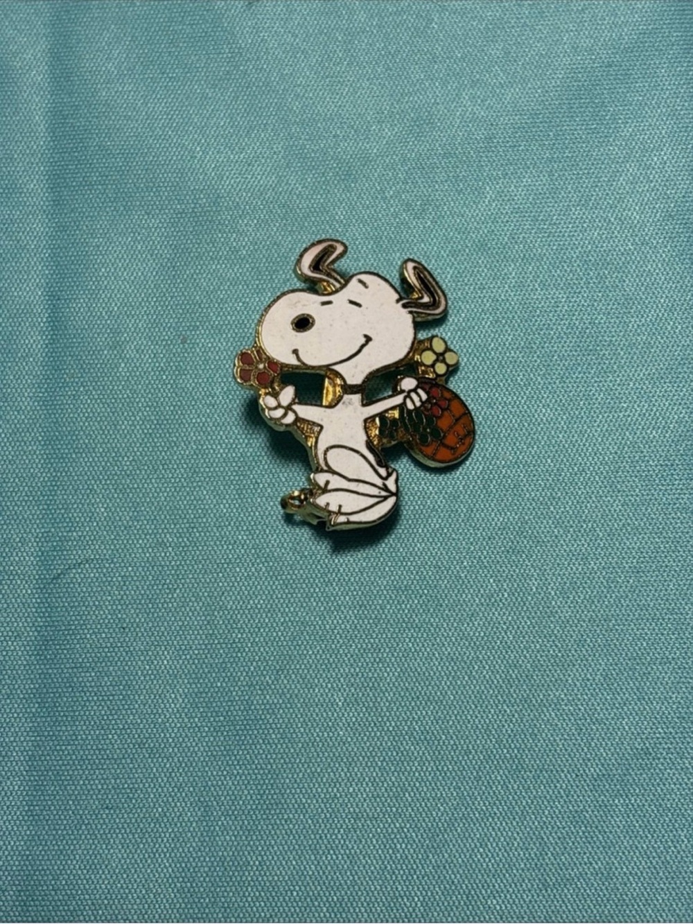 Snoopy White Enamel Pin - Playful Cartoon Accessory